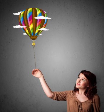 bir balon çizim tutan kadın