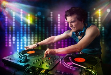 dj ışık gösterisi ile bir disko şarkıları çalma