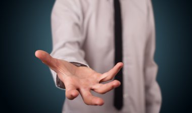 Yakışıklı iş adamı el kopyasıyla sunum yapıyor.