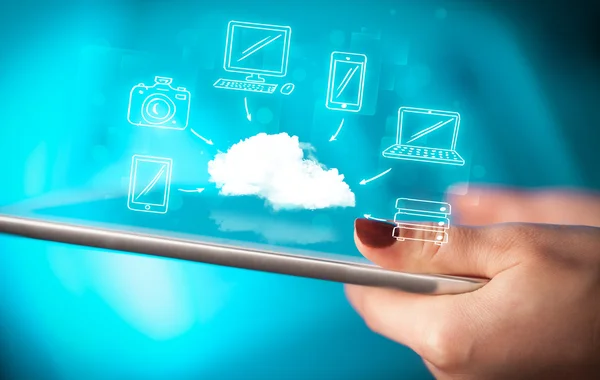 Dedo apontando no tablet pc, conceito de nuvem móvel — Fotografia de Stock