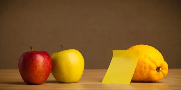 Nota pós-it vazia colada na fruta — Fotografia de Stock