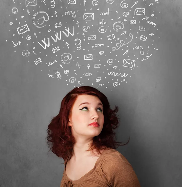 Fiatal nő gondolt a szociális hálózati ikon a feje fölé — Stock Fotó