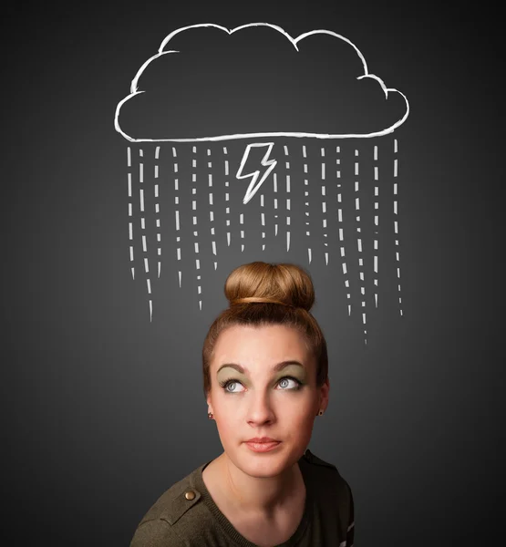 Jeune femme avec nuage de tonnerre au-dessus de sa tête — Photo