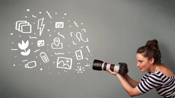 Chica fotógrafa capturando iconos y símbolos de fotografía blanca —  Fotos de Stock
