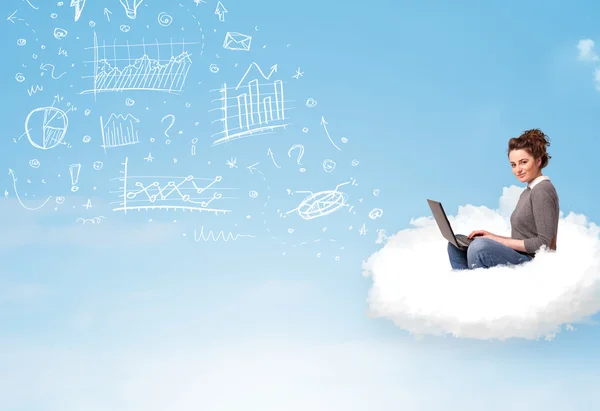 Jovem mulher sentada na nuvem com laptop — Fotografia de Stock
