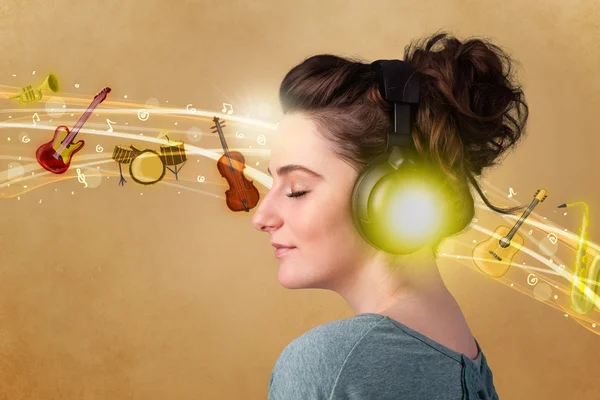 Young woman with headphones listening to music — Stock Photo, Image