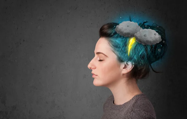 Chica joven con dolor de cabeza de tormenta relámpago — Stockfoto