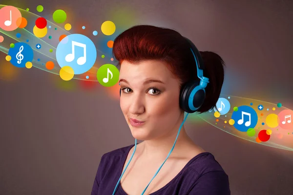 Mujer joven escuchando música con auriculares — Foto de Stock