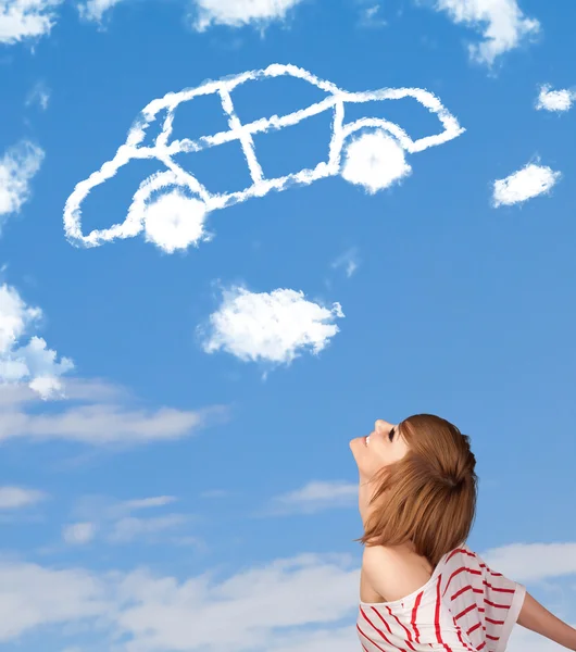 Молодая девушка смотрит на облако машины на голубом небе — стоковое фото