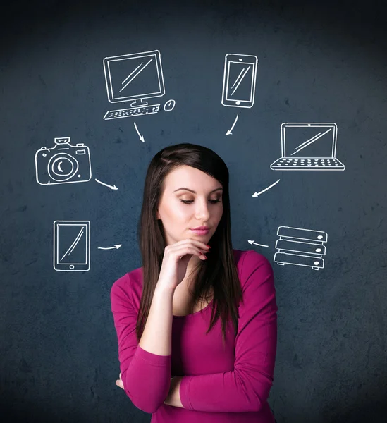 Jonge vrouw met getekende gadgets rond haar hoofd te denken — Stockfoto