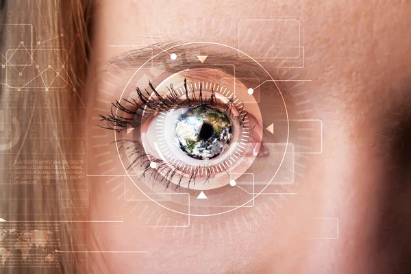Cyber meisje met technolgy eye looking — Stockfoto