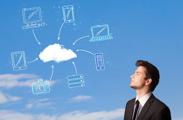 Hombre guapo mirando el concepto de computación en nube en el cielo azul — Foto de Stock