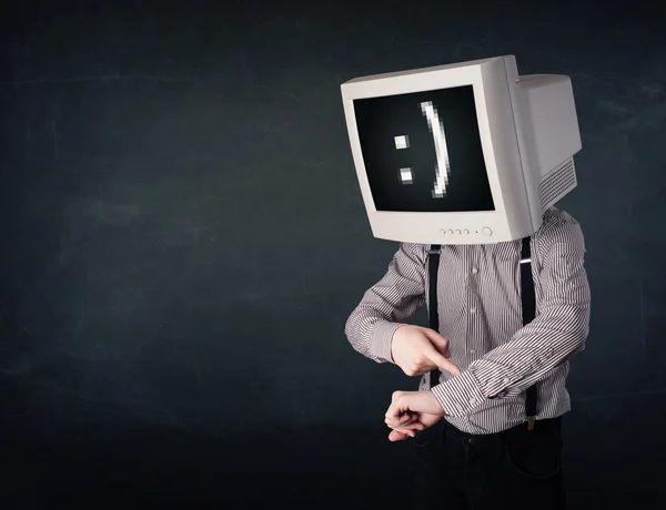 Joven empresario divertido con un monitor en la cabeza y sonriente — Foto de Stock