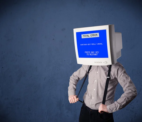 Člověk s hlavou monitoru a fatální chyba modrá obrazovka na di — Stock fotografie