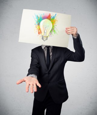 boya sıçraması ve lightbul ile bir karton tutan işadamı