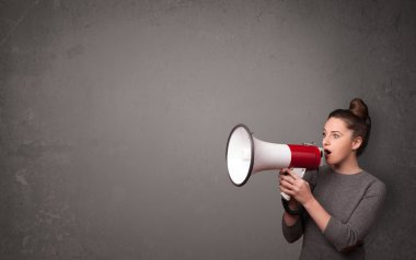 Kopya alanı arka planında megafona bağıran kız