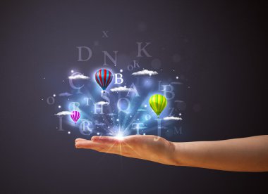 Bir kadının elinde mektuplar ve balonlar