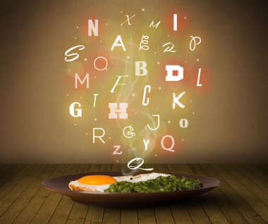 Tahtada renkli harflerle taze aşçı yemeği. 