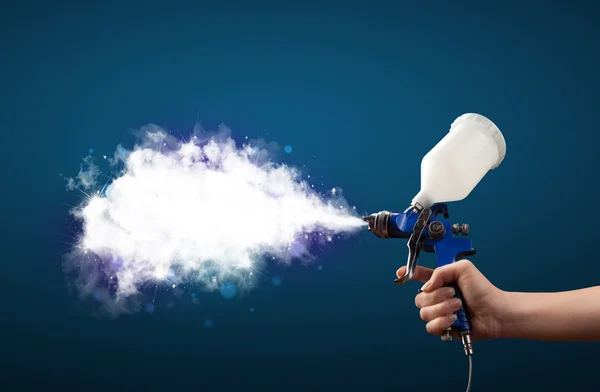 Pintor con pistola de aerógrafo y humo mágico blanco —  Fotos de Stock