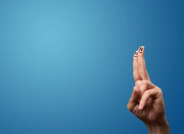 Happy smiley gezicht vingers kijken naar lege blauwe achtergrond kopiëren — Stockfoto