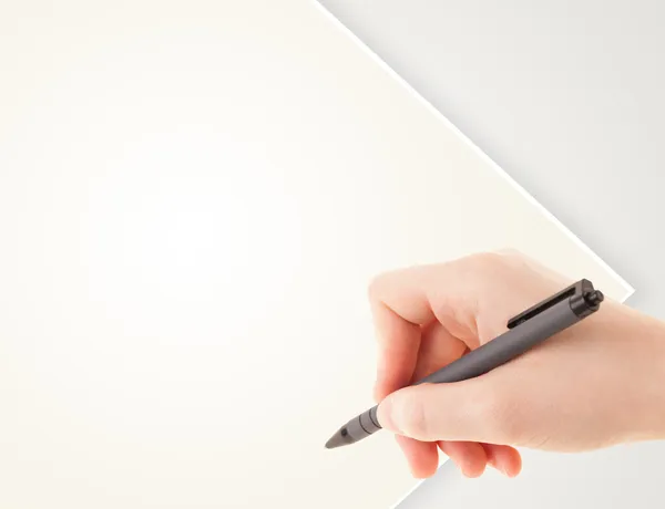 Человек, пишущий на простой пустой бумаге шариковой ручкой — стоковое фото