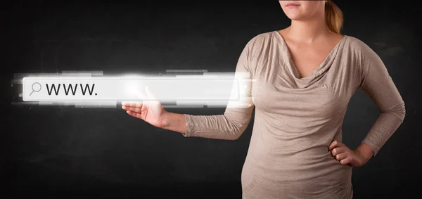 Junge Frau berührt Web-Browser-Adressleiste mit www sig — Stockbild Junge Geschäftsfrau berührt Web-Browser-Adressleiste mit www si — Stockfoto