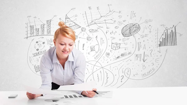 Mujer de negocios en el escritorio con gráficos dibujados a mano — Foto de Stock