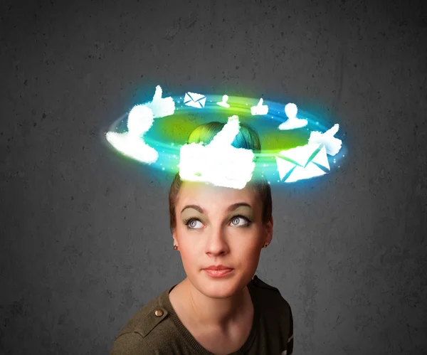 Jong tiener met cloud sociale pictogrammen rond haar hoofd — Stockfoto