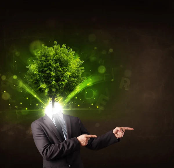 Muž s koncepcí zelené hlavy stromu — Stock fotografie