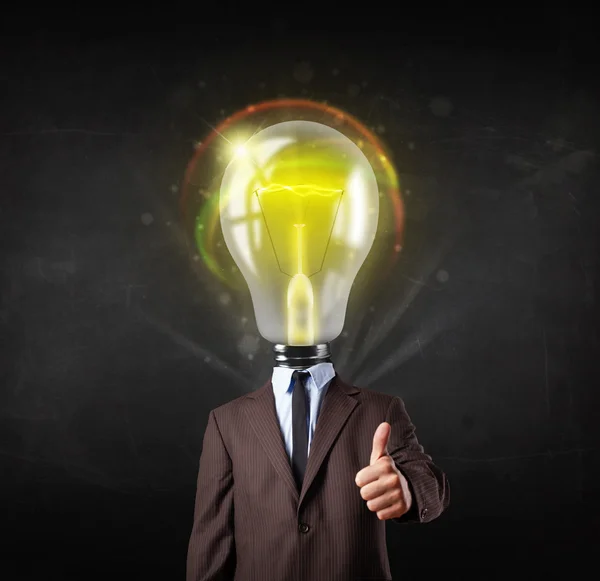 電球の頭の概念を持つビジネスマン — ストック写真