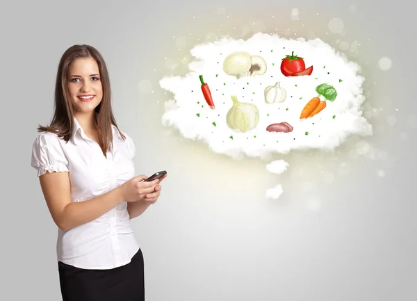 Mujer bonita presentando una nube de vegetales nutritivos saludables —  Fotos de Stock