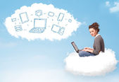 Mladá žena sedí v oblaku s laptopem