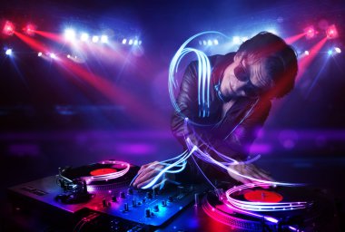 DJ sahnede ışık efektleri ile müzik çalma
