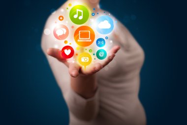 genç kadın renkli teknoloji simgeler ve semboller