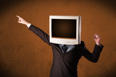 Kafasında bir monitör ve kahverengi bir boşluk olan bir iş adamı.