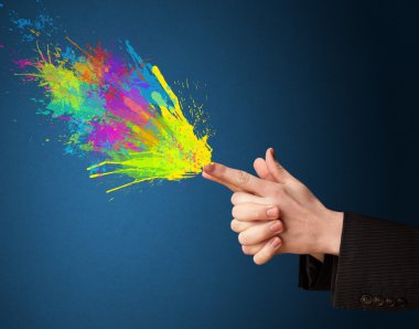 Silah şeklindeki ellerden renkli sıçramalar geliyor.