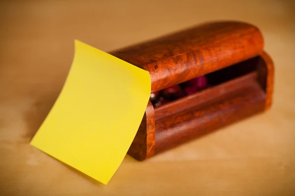 Empty post-it note sticked on jewelry box — Stock Photo, Image