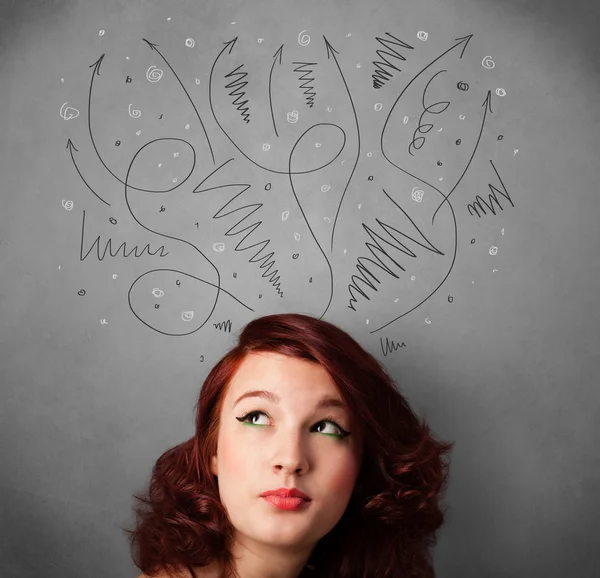 Mujer joven pensando con flechas sobre su cabeza — Foto de Stock