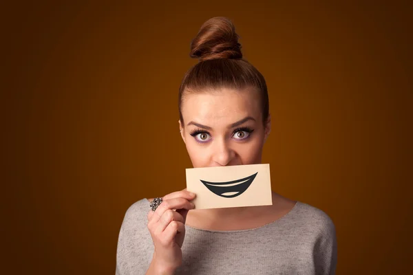 Feliz mulher bonita segurando cartão com sorriso engraçado — Fotografia de Stock