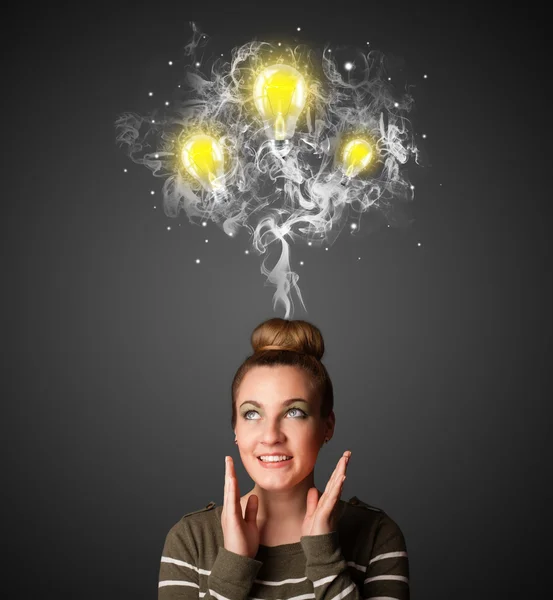 Tankeväckande kvinna med rök och glödlampor ovanför hennes huvud — Stockfoto