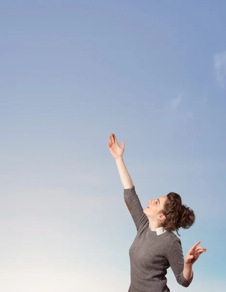 Menina olhando para o céu azul copyspace — Fotografia de Stock