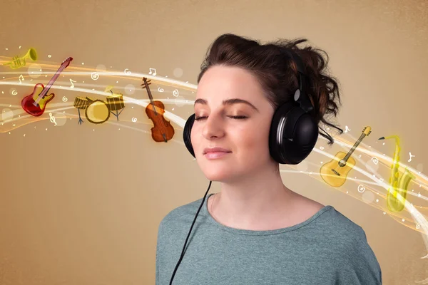 Kulaklıklı genç bir kadın müzik dinliyor. — Stok fotoğraf