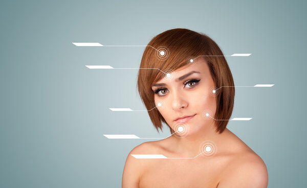 Молодая сексуальная девушка с современными стрелками для ухода за лицом
