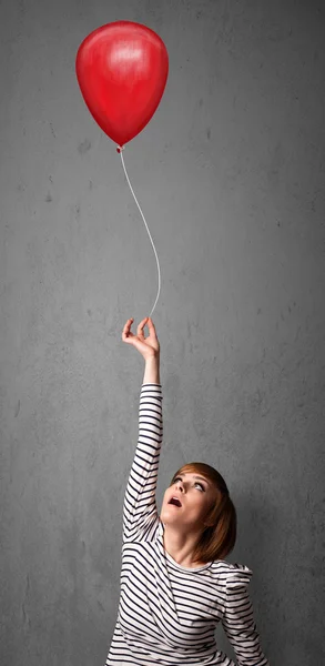 Mulher segurando um balão vermelho — Fotografia de Stock