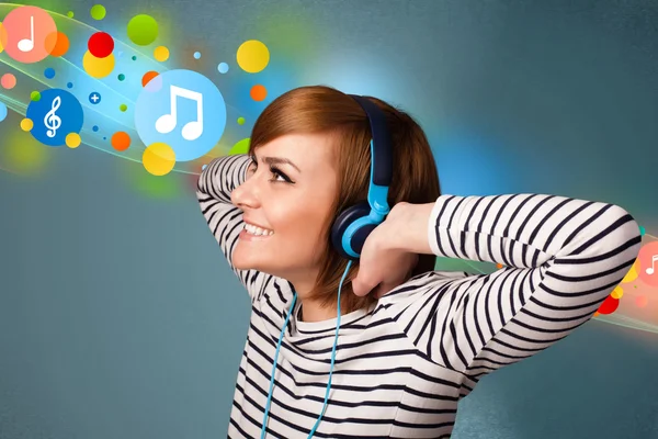 Young woman listening to music with headphones — Stock Photo, Image