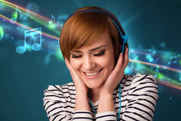 Young woman listening to music with headphones — Stock Photo, Image