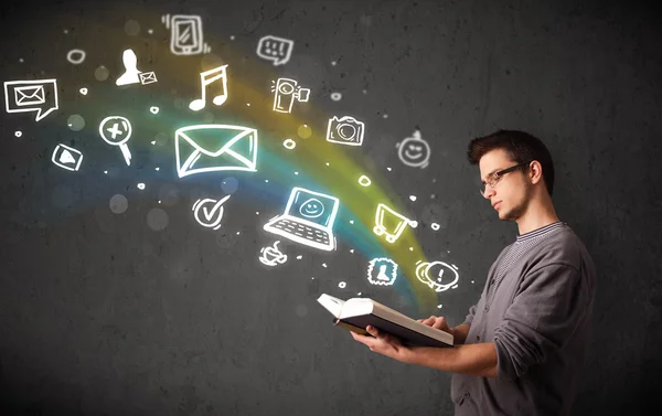 Joven leyendo un libro con iconos multimedia que salen de la —  Fotos de Stock