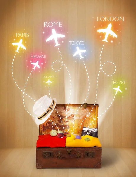 Borsa da viaggio con vestiti e aerei colorati che volano fuori — Foto Stock