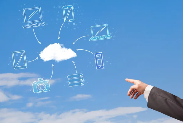 Hand zielt auf Cloud-Computing-Konzept am blauen Himmel — Stockfoto