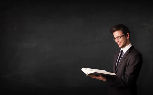 Joven leyendo un libro — Foto de Stock